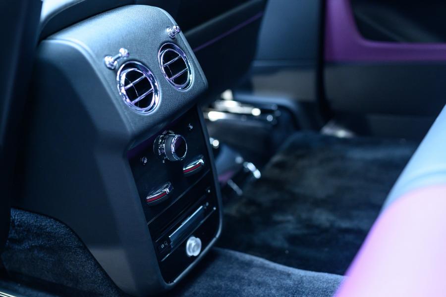 Детали интерьера Rolls-Royce Cullinan 2018 года  (JP) (фото 8 из 29)